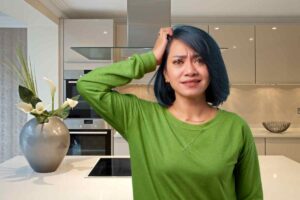Donna preoccupata in cucina