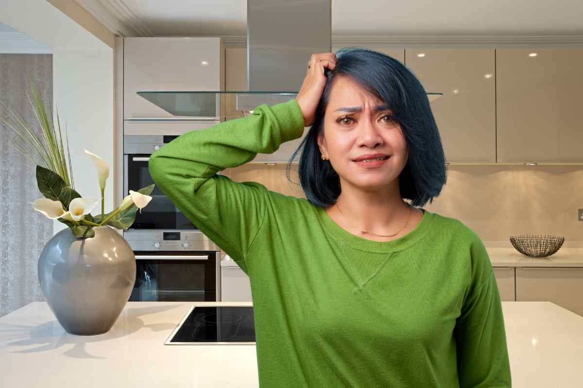 Donna preoccupata in cucina