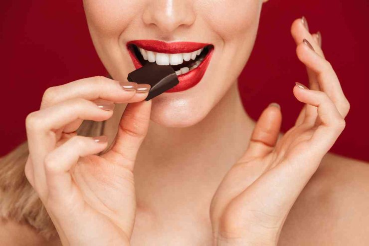 Donna mangia cioccolato