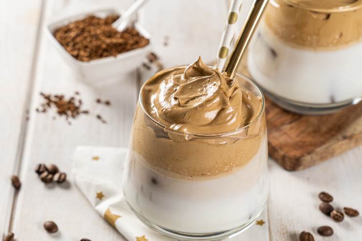 crema di caffè nel bicchiere