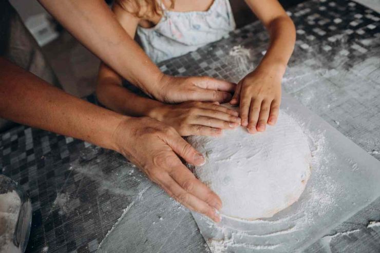 Mamma e figlia preparano pizza