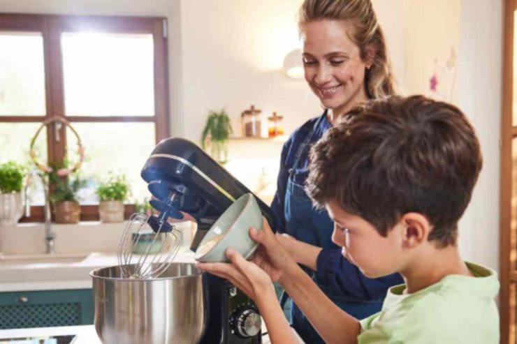 Mamma e figlio cucinano