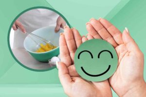 Sbattere le uova e emoticon sorridente