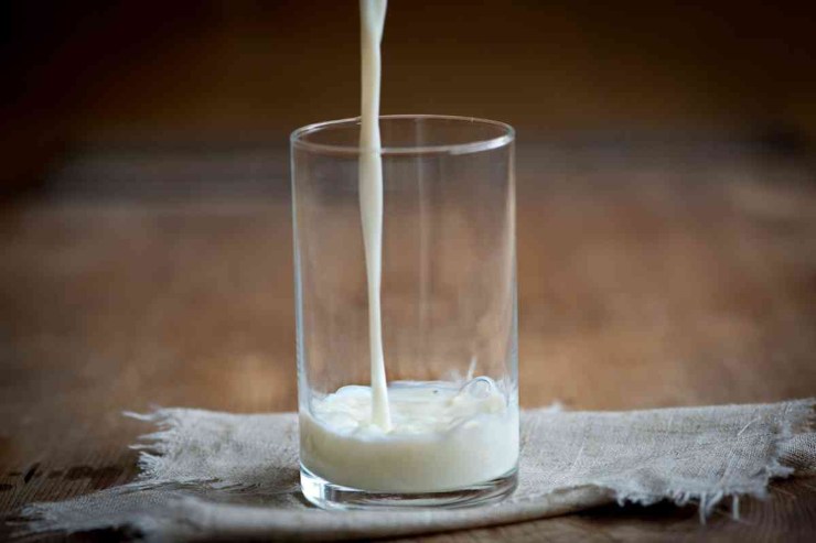 Latte nel bicchiere