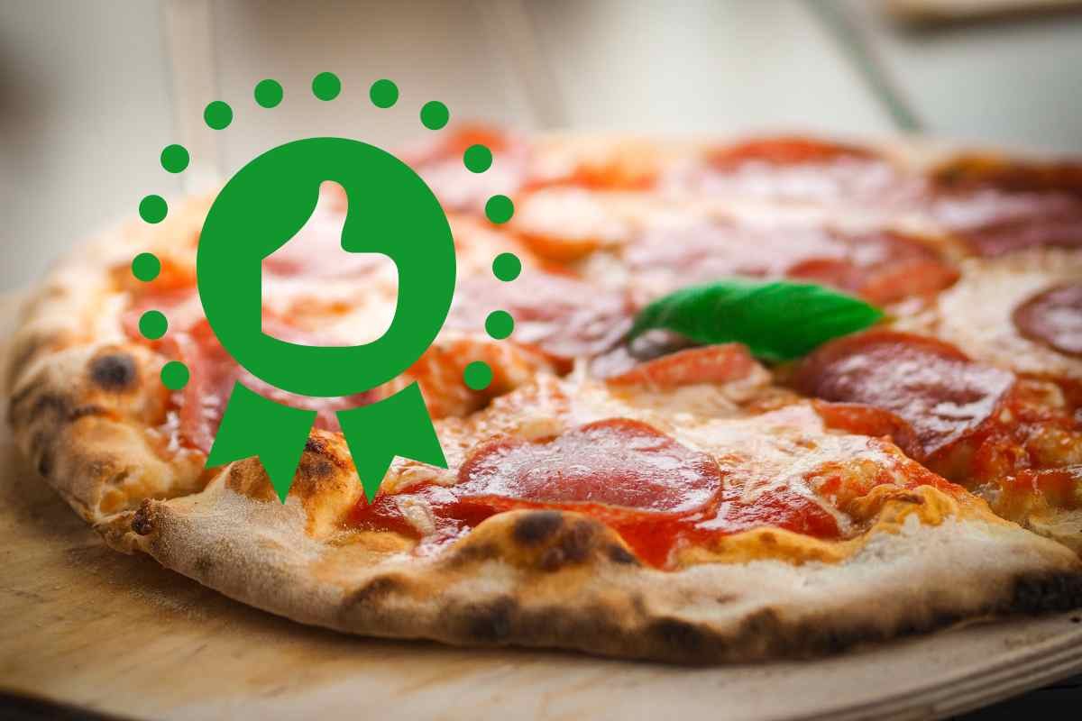 Pizza e pollice in su