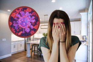 Donna con mani sul volto in cucina e parassiti