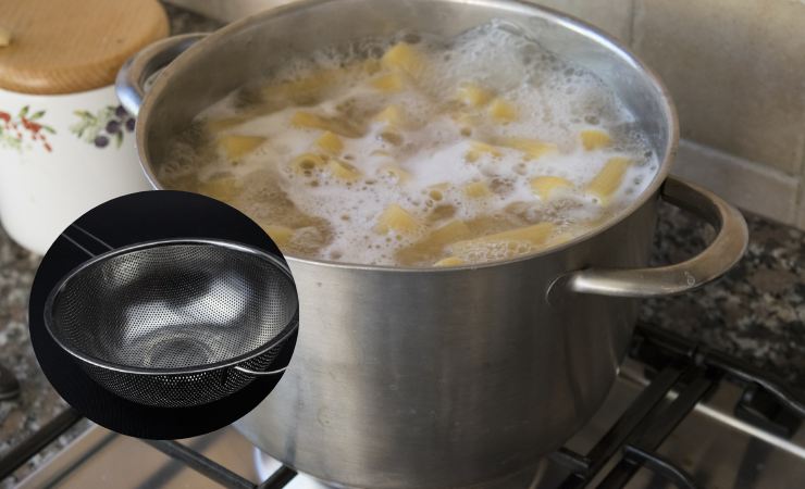 pasta in pentola e colino