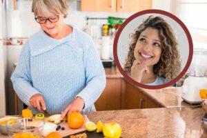 Mamma cucina e figlia sorride