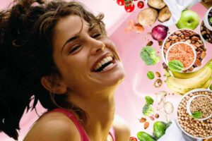 Donna felice e cibo