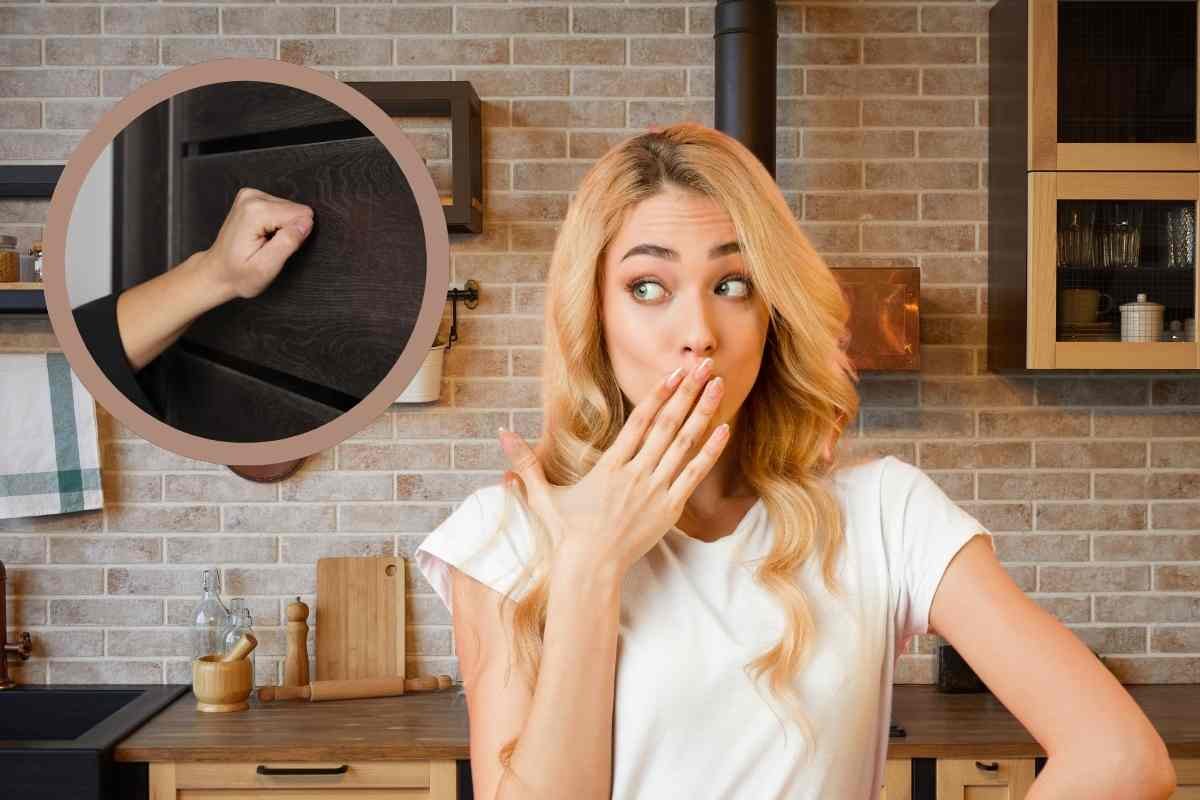 Donna stupita e mano che bussa alla porta