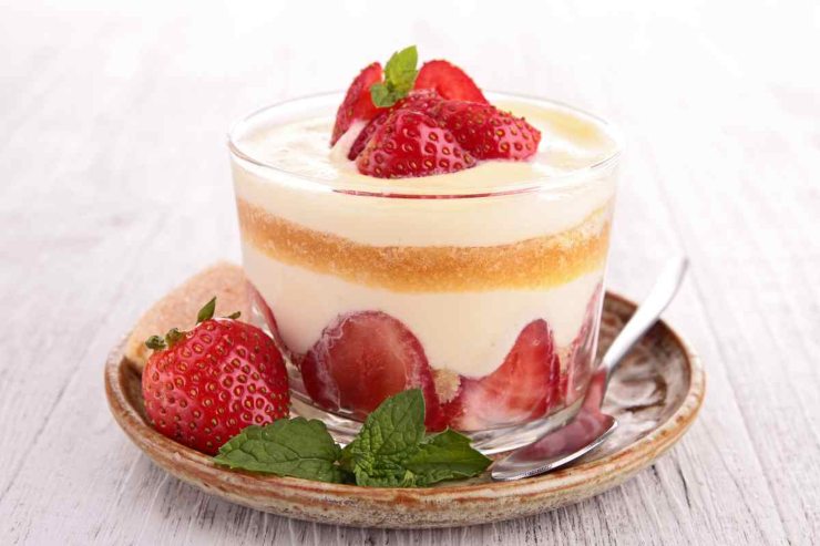 Tiramisù alle fragole nel bicchiere