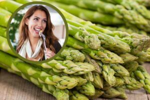 asparagi e ragazza che mangia