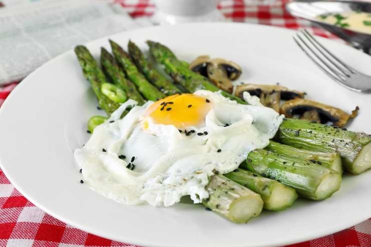 asparagi con l'uovo
