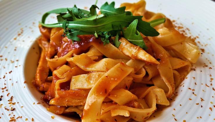 Piatto di pasta al pomodoro