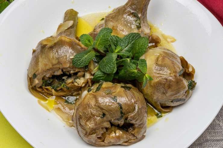 piatto con carciofi alla romana