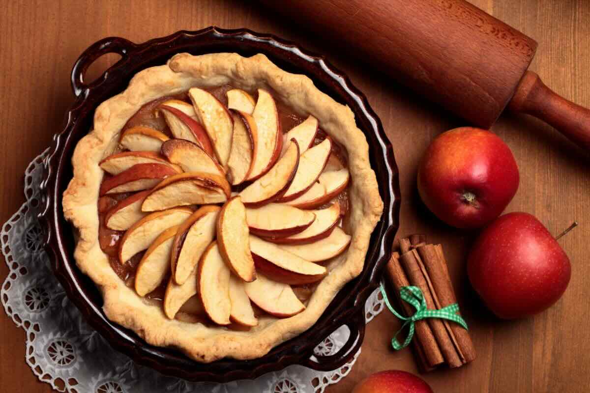 Torta crostata alle mele, cannella, mele rosse