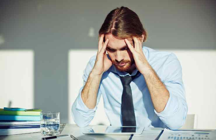 uomo pensieroso al lavoro