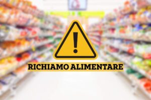 Supermercato, segnale pericolo e scritta