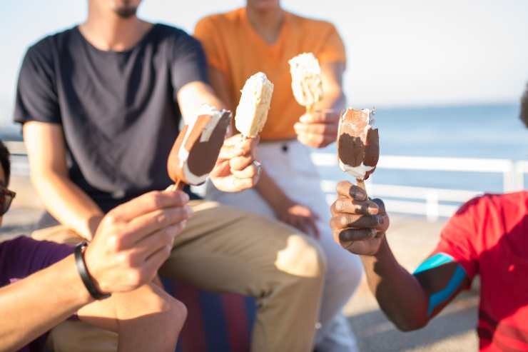 persone con gelato in mano