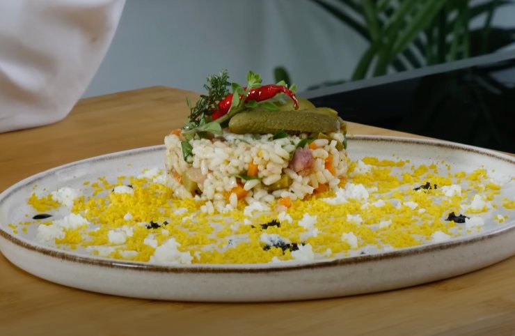 piatto di insalata di riso
