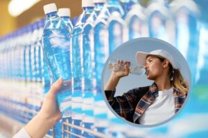 bottiglie di acqua e ragazza che beve