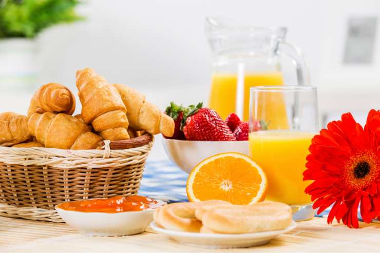Tavolo con alimenti della colazione