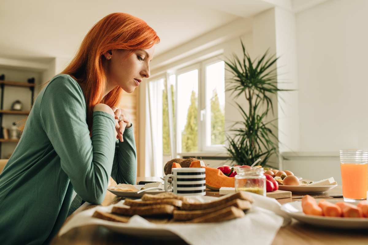 ragazza seduta al tavolo