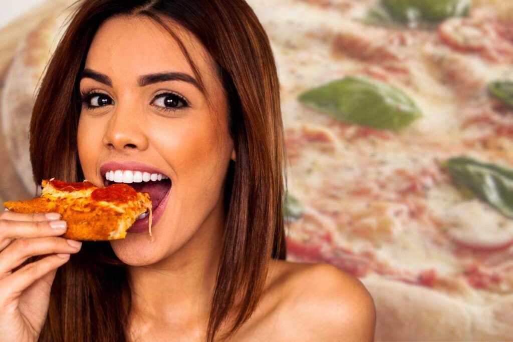 ragazza mangia la pizza e pizza