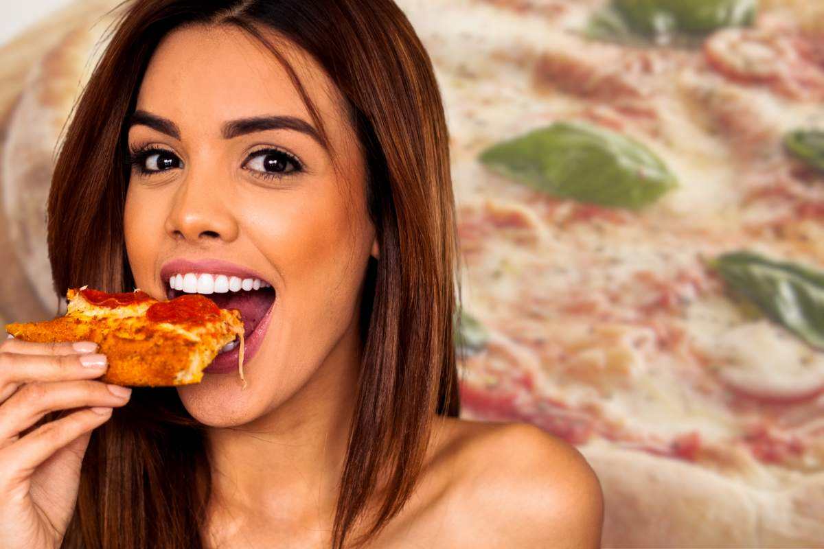 ragazza mangia la pizza e pizza