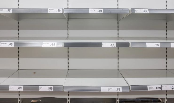 Scaffali dei vini vuoti