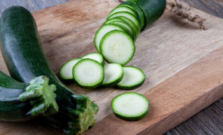 Zucchine a fette sul tagliere