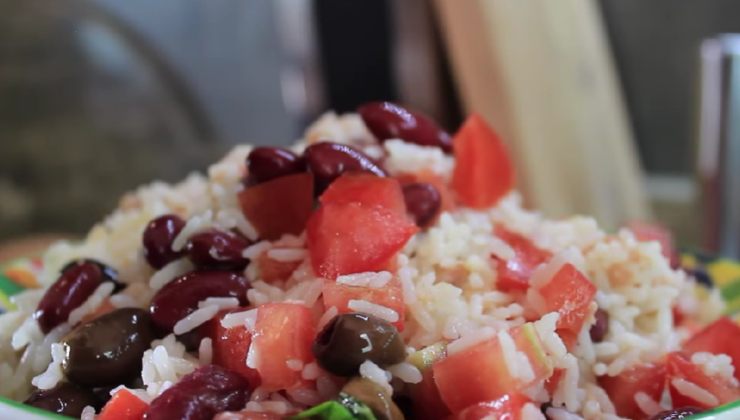 Insalata di riso con pomodori, olive, tonno e fagioli