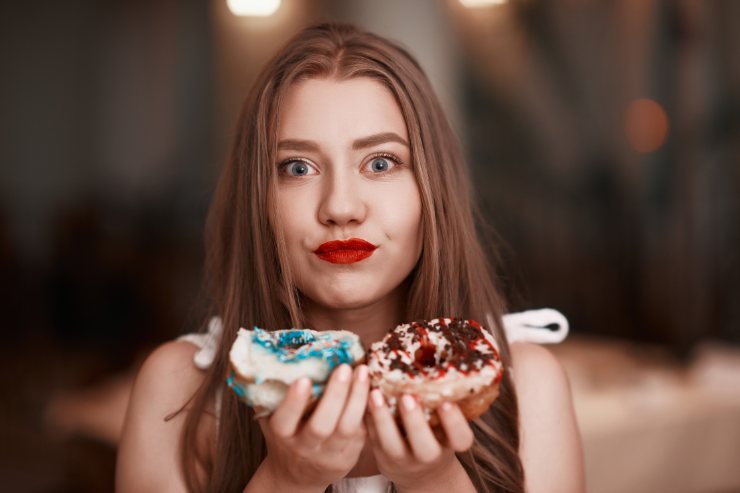 ragazza con dolci in mano