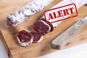 Salsiccia stagionata e scritta alert