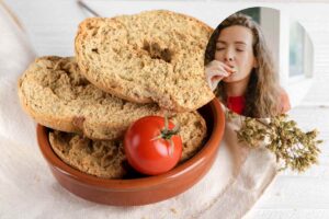 frisella con pomodoro e donna che mangia