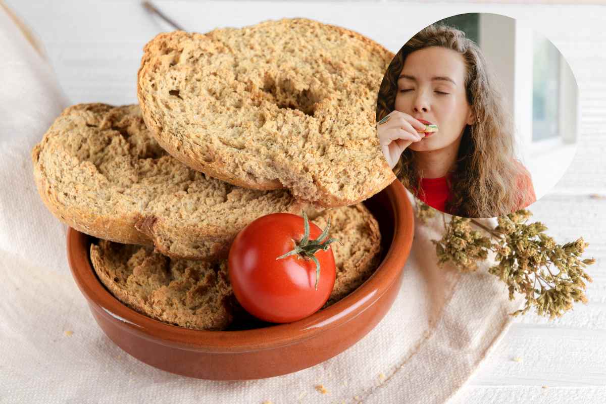 frisella con pomodoro e donna che mangia