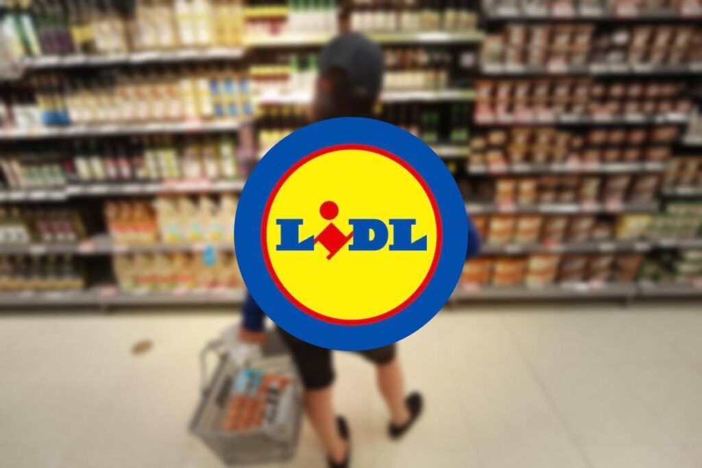 Il marchio di LIDL e un uomo di fronte agli scaffali di un supermercato