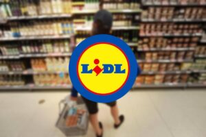 Il marchio di LIDL e un uomo di fronte agli scaffali di un supermercato