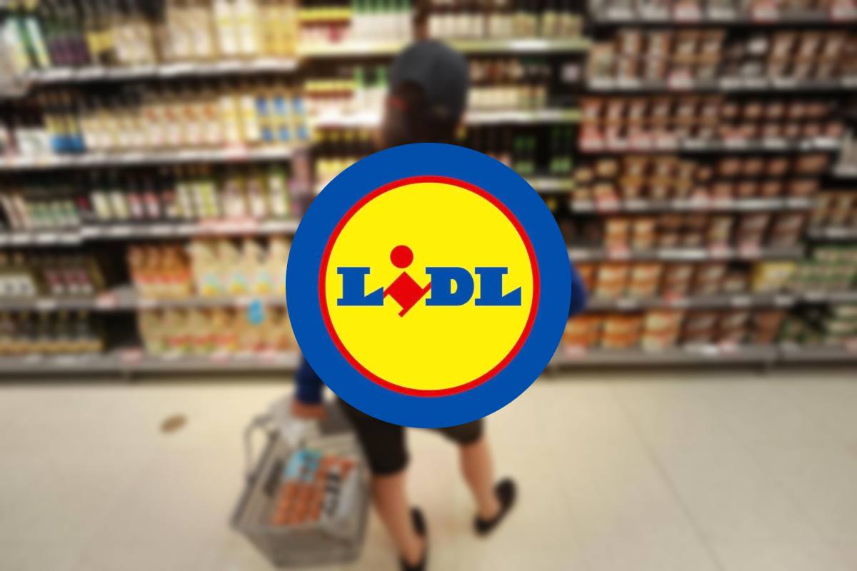 Il marchio di LIDL e un uomo di fronte agli scaffali di un supermercato