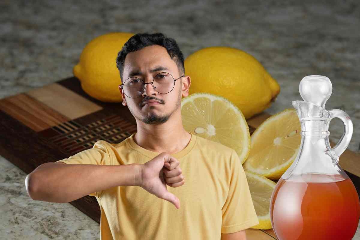 Persona con pollice in giù, aceto e limone