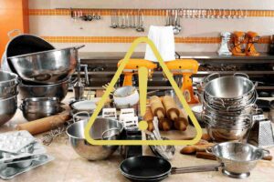 Utensili da cucina e segnale pericolo