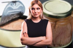 Donna, scatole di tonno