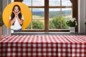 tovaglia sulla tavola e donna entusiasta