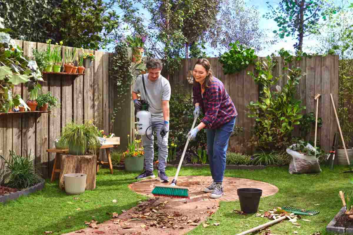 coppia che sistema il giardino