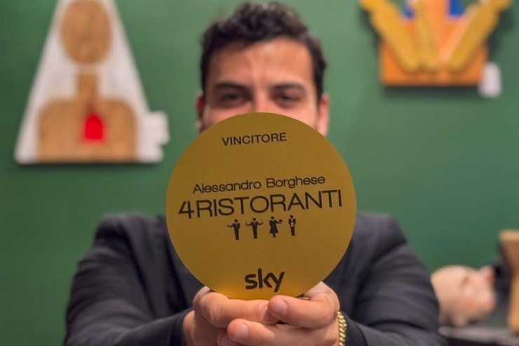 ciccio vitiello con la targa di 4 ristoranti