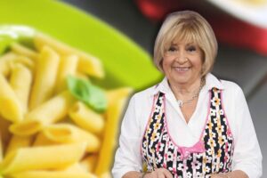 Anna Moroni e nello sfondo piatto di penne