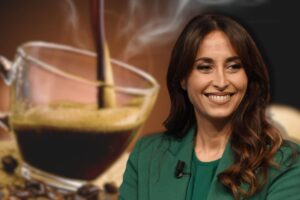 Benedetta Parodi e una tazza di caffè nello sfondo