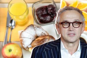 Bruno Barbieri e nello sfondo pietanze per colazione