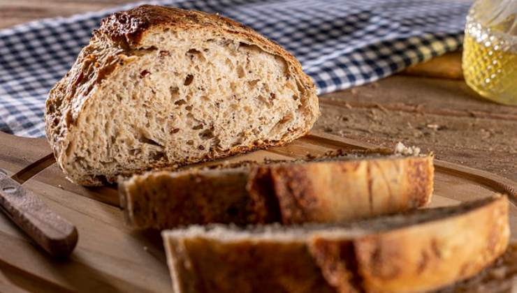 Pane a fette sul tagliere 