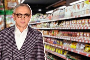 Bruno Barbieri e nello sfondo un supermercato